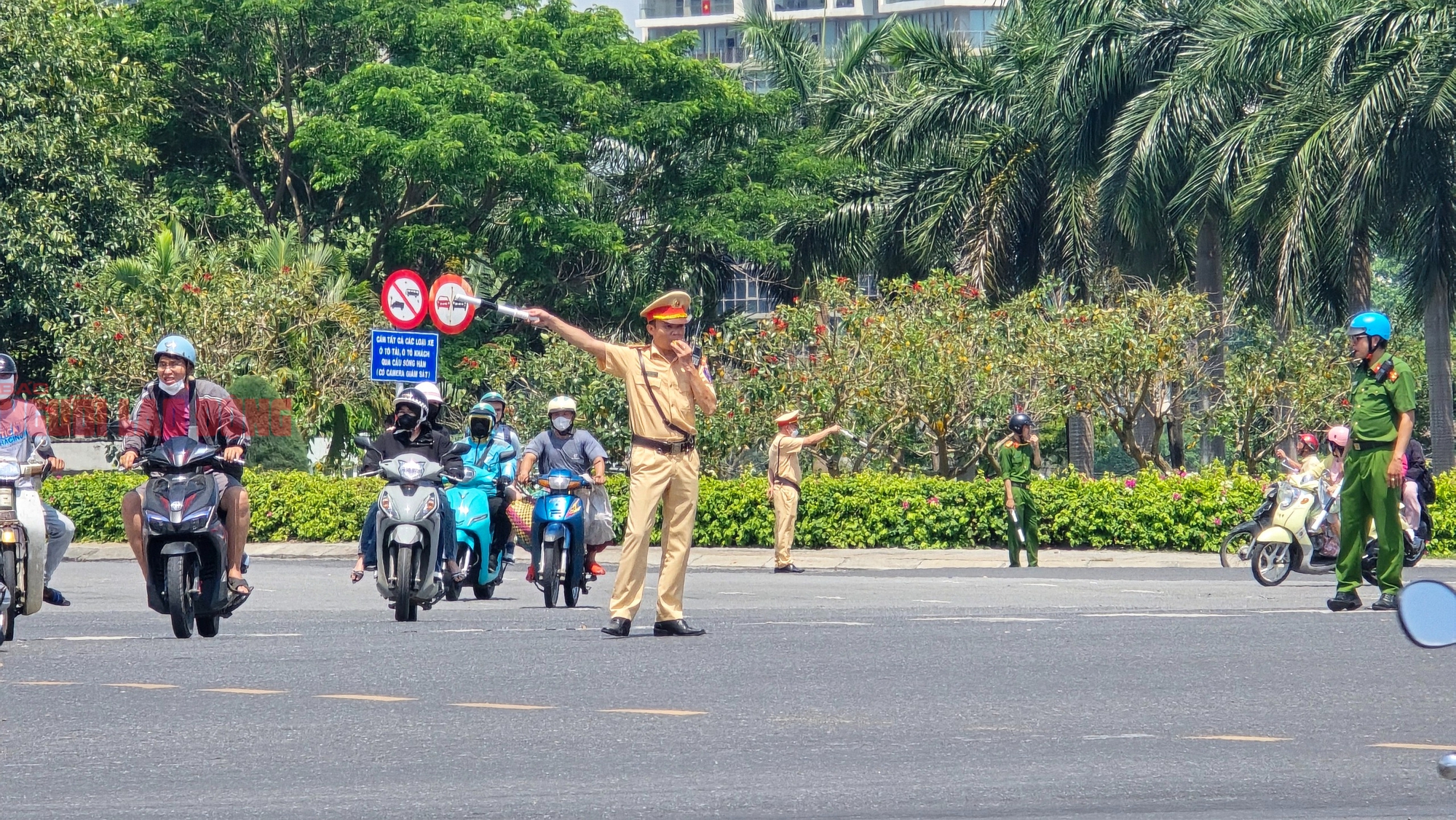 Hai vụ TNGT giao th&ocirc;ng li&ecirc;n ho&agrave;n, cầu s&ocirc;ng H&agrave;n bị phong tỏa một phần - Ảnh 4.