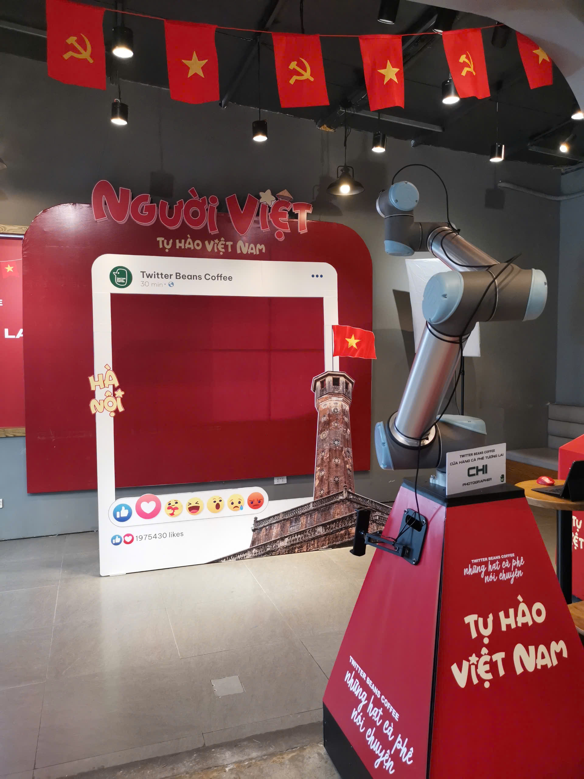 Th&iacute;ch th&uacute; với 4 robot t&ecirc;n Bảo, T&uacute;, Chi, Thư phục vụ ở qu&aacute;n c&agrave; ph&ecirc; - Ảnh 3.