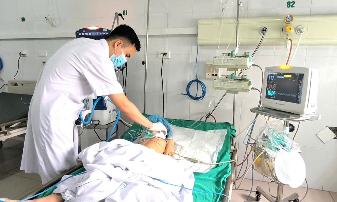 Vết thương nhỏ khi vui chơi khiến b&eacute; g&aacute;i nguy kịch- Ảnh 1.