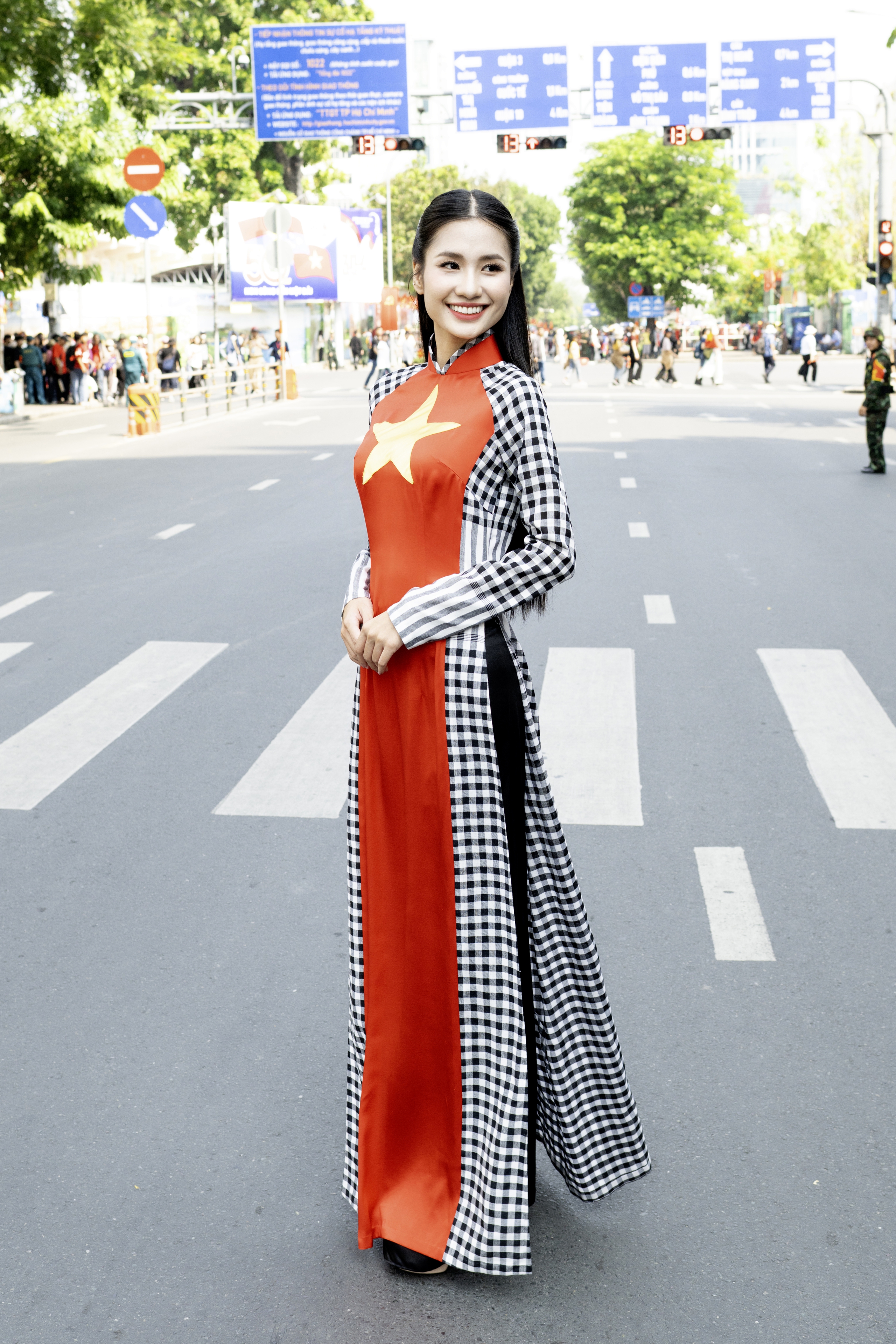 Hoa hậu Nguyễn Thanh H&agrave; diện &aacute;o d&agrave;i cờ đỏ sao v&agrave;ng, x&uacute;c động khi nhắc về ng&agrave;y 30-4   - Ảnh 1.