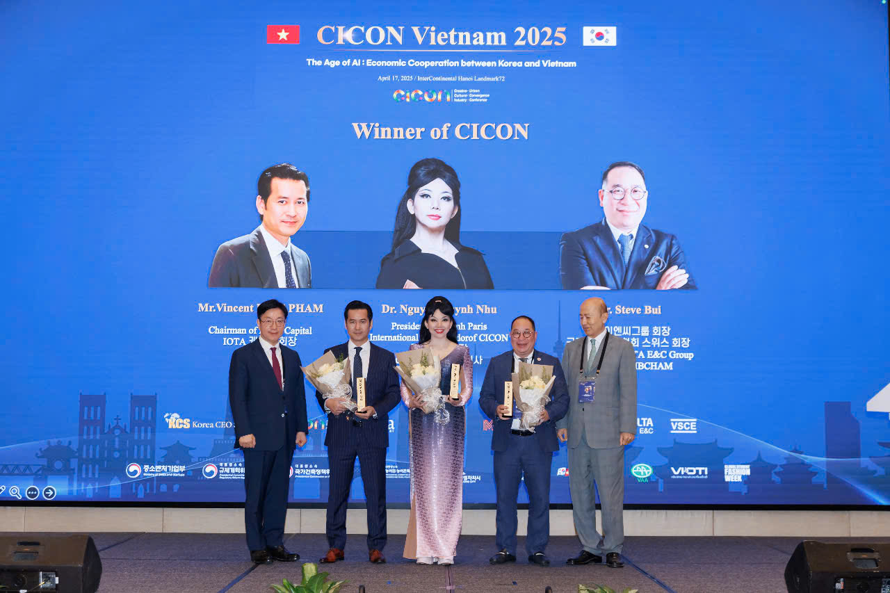 Áo dài NTK Quỳnh Paris xuất hiện trong chương trình "Mùa xuân thống nhất"- Ảnh 2.