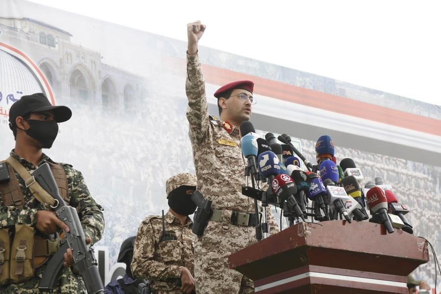 Houthi tuy&ecirc;n bố bắn hạ ti&ecirc;m k&iacute;ch Mỹ, tấn c&ocirc;ng đẩy l&ugrave;i t&agrave;u s&acirc;n bay- Ảnh 1.