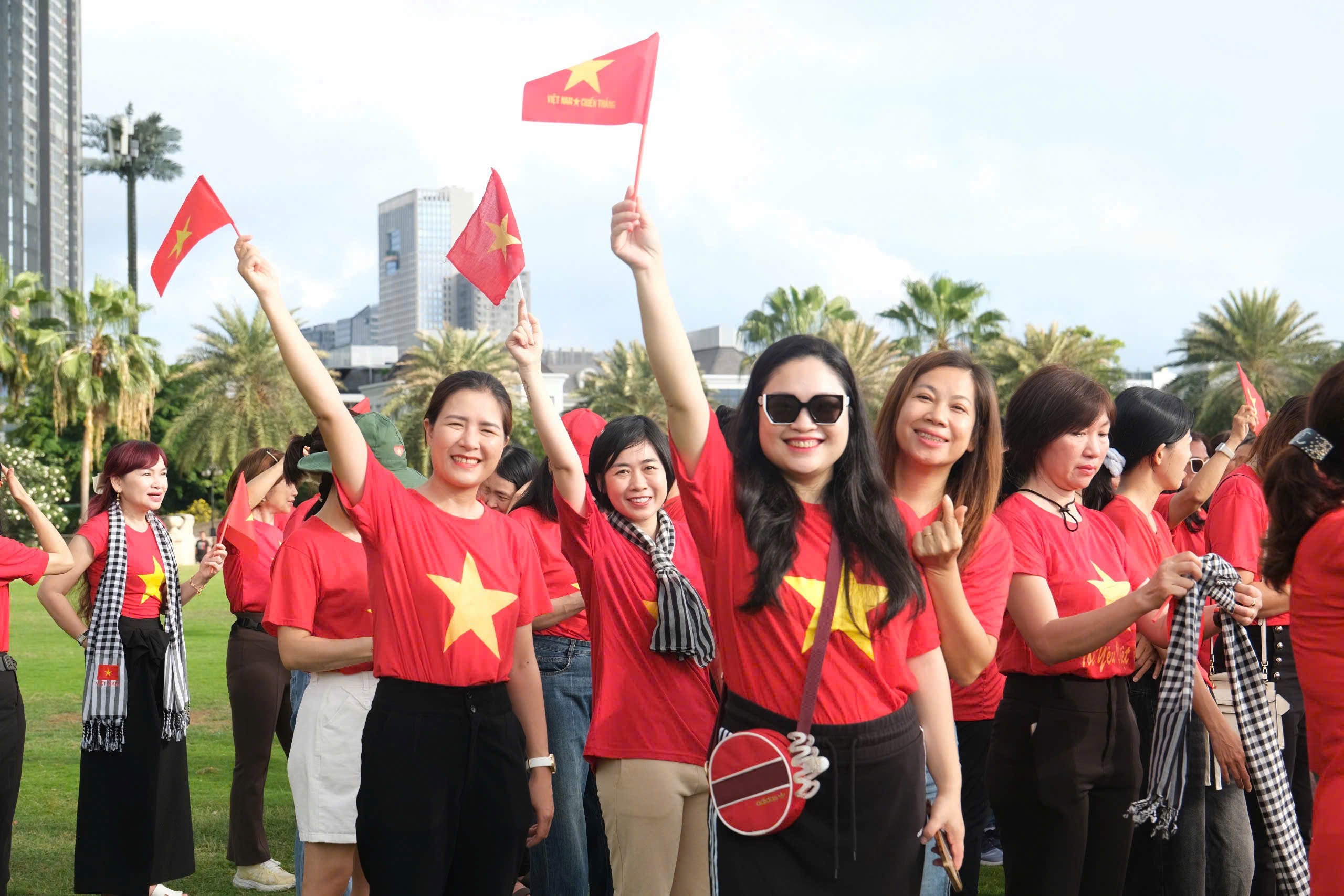 Hồ Quang Mẫn v&agrave; cư d&acirc;n Vinhomes T&acirc;n Cảng xếp h&igrave;nh cờ Tổ quốc, ch&agrave;o cờ tại Landmark 81- Ảnh 3.