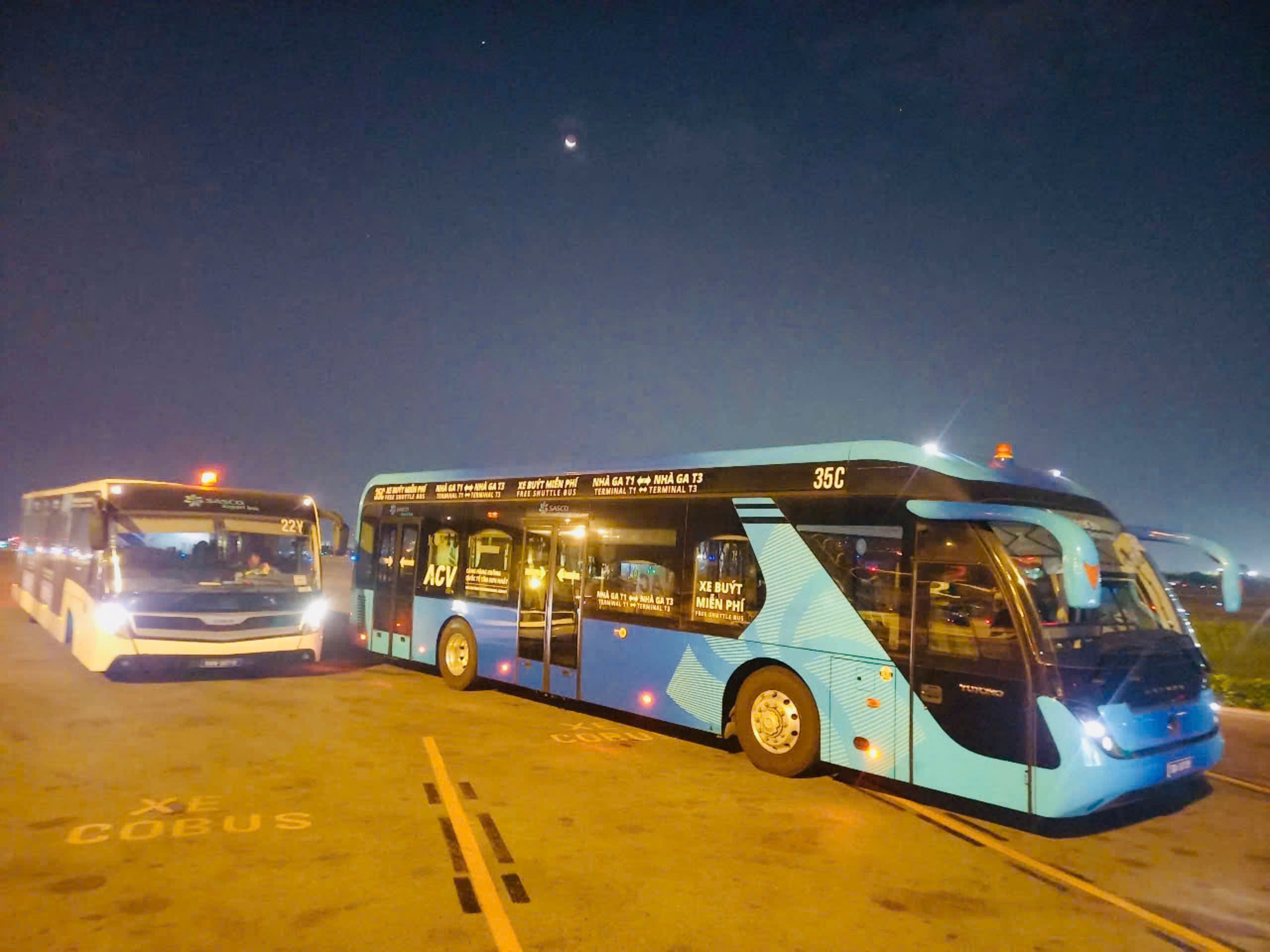 Ngày 1-5, khách đến TP HCM vẫn đông, bất ngờ giá vé máy bay từ Hà Nội - Ảnh 1.