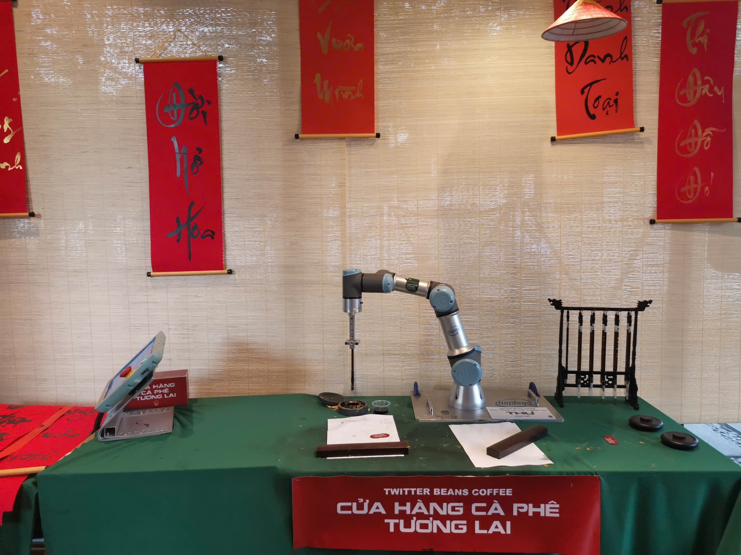 Th&iacute;ch th&uacute; với 4 robot t&ecirc;n Bảo, T&uacute;, Chi, Thư phục vụ ở qu&aacute;n c&agrave; ph&ecirc; - Ảnh 4.