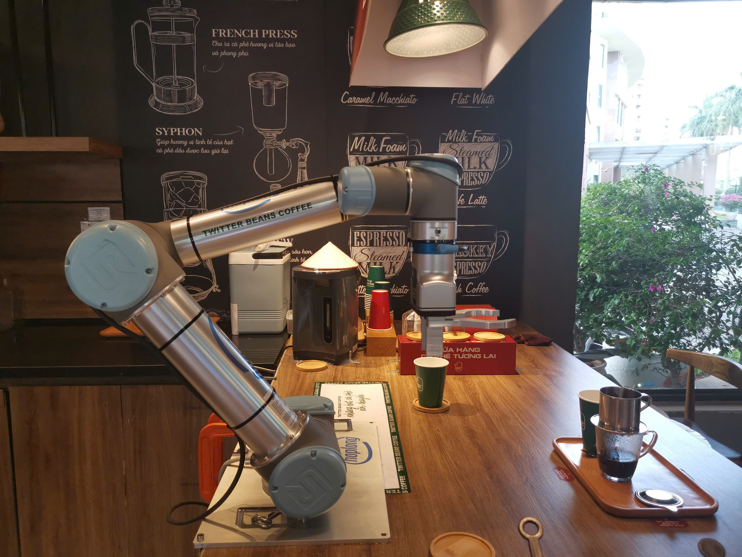 Th&iacute;ch th&uacute; với 4 robot t&ecirc;n Bảo, T&uacute;, Chi, Thư phục vụ ở qu&aacute;n c&agrave; ph&ecirc; - Ảnh 2.