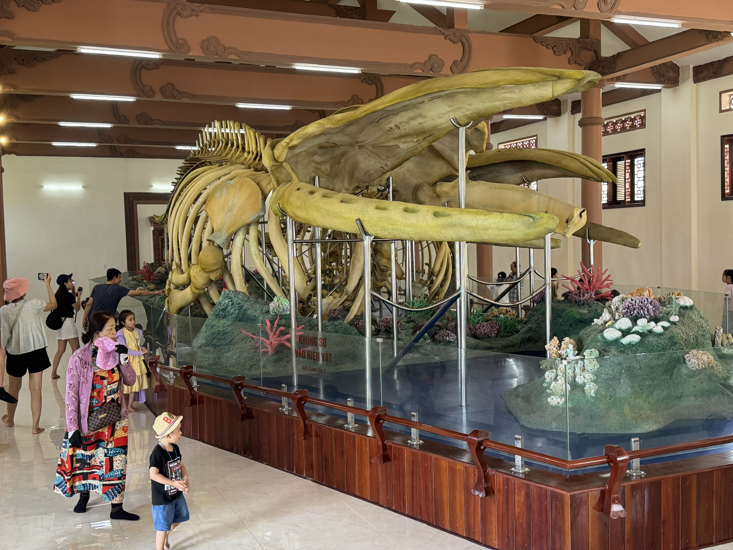 Hàng nghìn lượt khách đổ về "thiên đường" biển xanh trong 2 ngày nghỉ lễ - Ảnh 3.