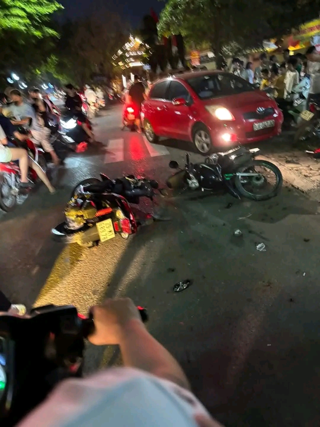 "Xe đi&ecirc;n" t&ocirc;ng h&agrave;ng loạt xe m&aacute;y, 3 người bị thương- Ảnh 1.