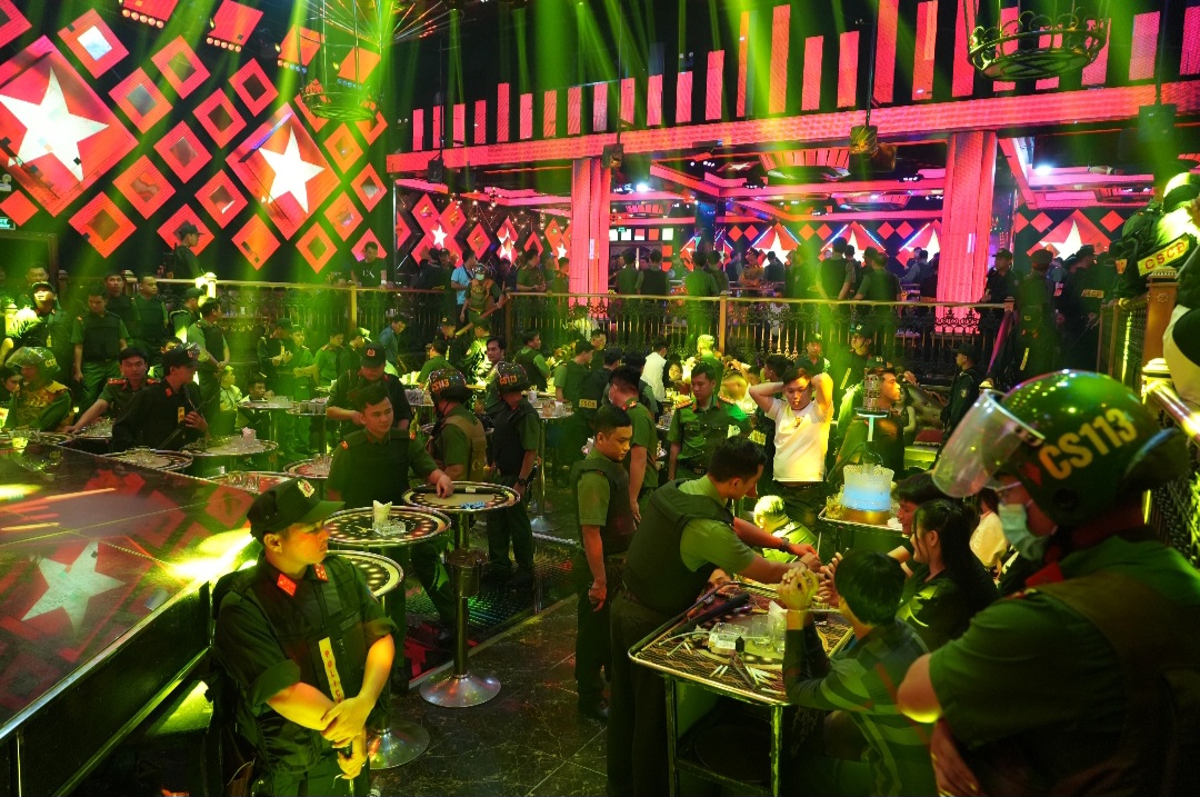 C&ocirc;ng an B&igrave;nh Thuận khởi tố 6 vụ &aacute;n, bắt giam 22 bị can li&ecirc;n quan đến qu&aacute;n bar Paris Night- Ảnh 1.
