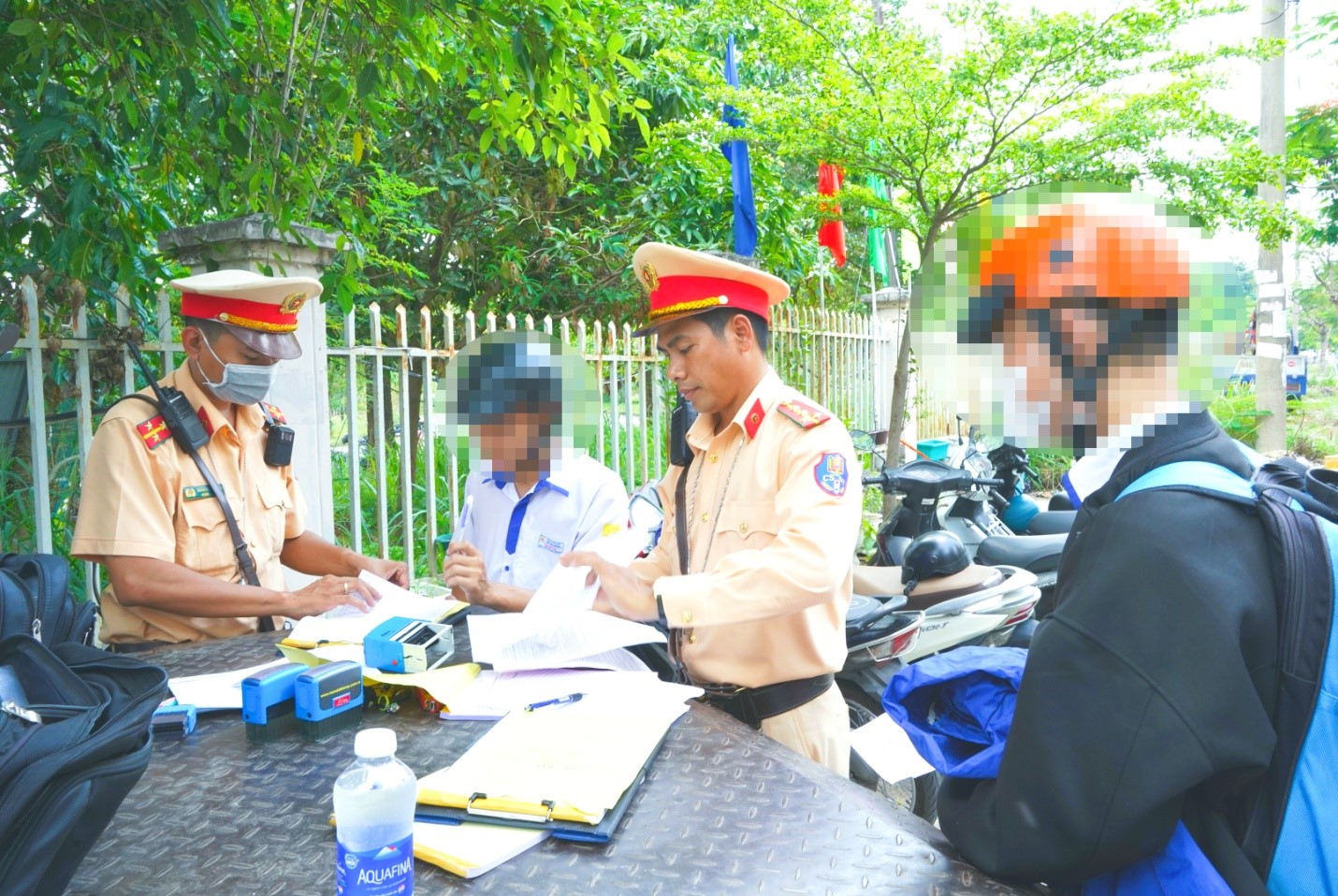 “Giật mình” con số xử phạt học sinh đi xe máy tới trường ở Đồng Nai- Ảnh 1.