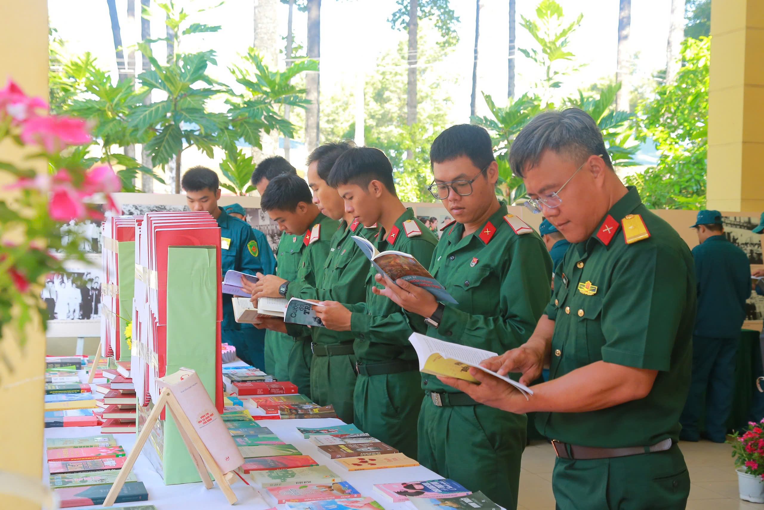 Văn h&oacute;a đọc gi&uacute;p bộ đội mở rộng tầm nh&igrave;n, x&acirc;y dựng bản lĩnh ki&ecirc;n cường - Ảnh 2.