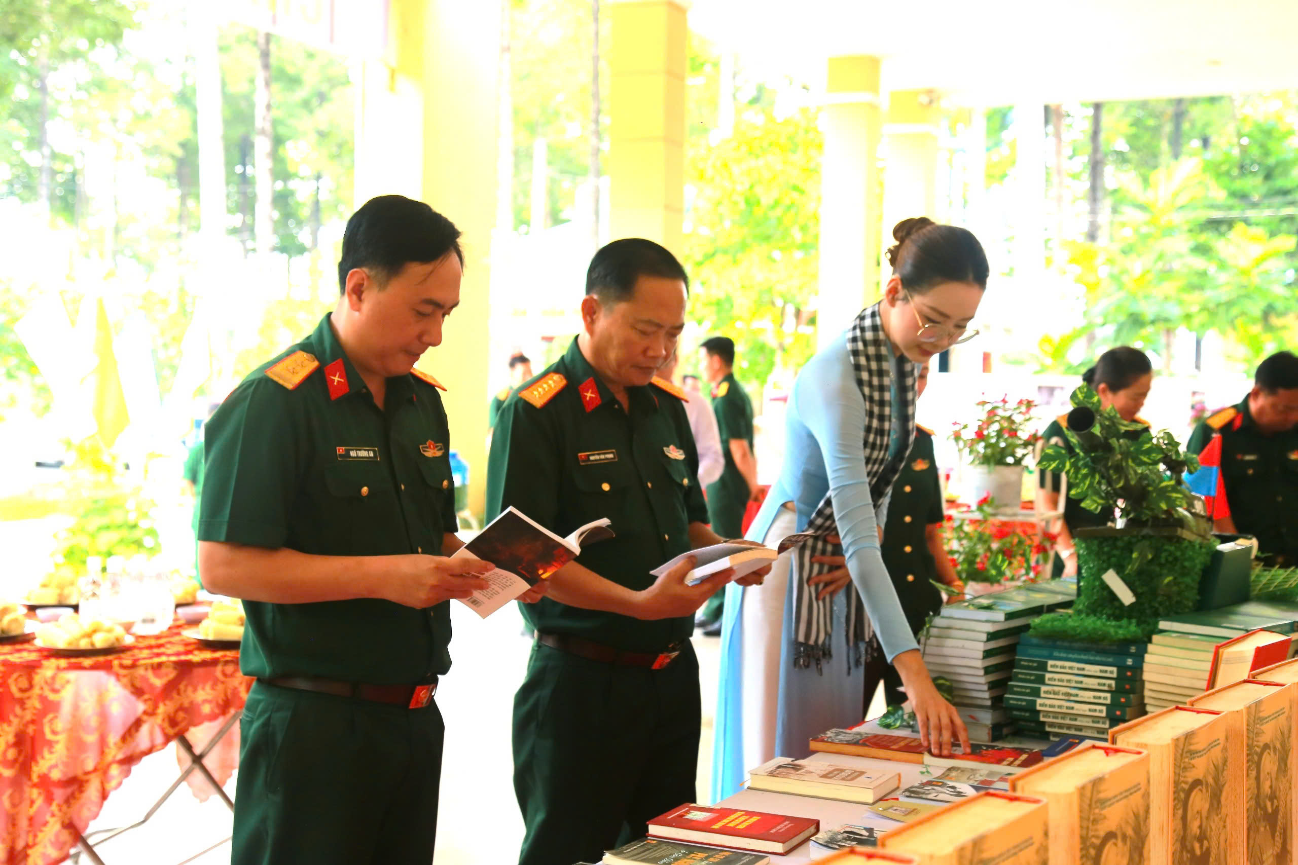 Văn h&oacute;a đọc gi&uacute;p bộ đội mở rộng tầm nh&igrave;n, x&acirc;y dựng bản lĩnh ki&ecirc;n cường - Ảnh 3.