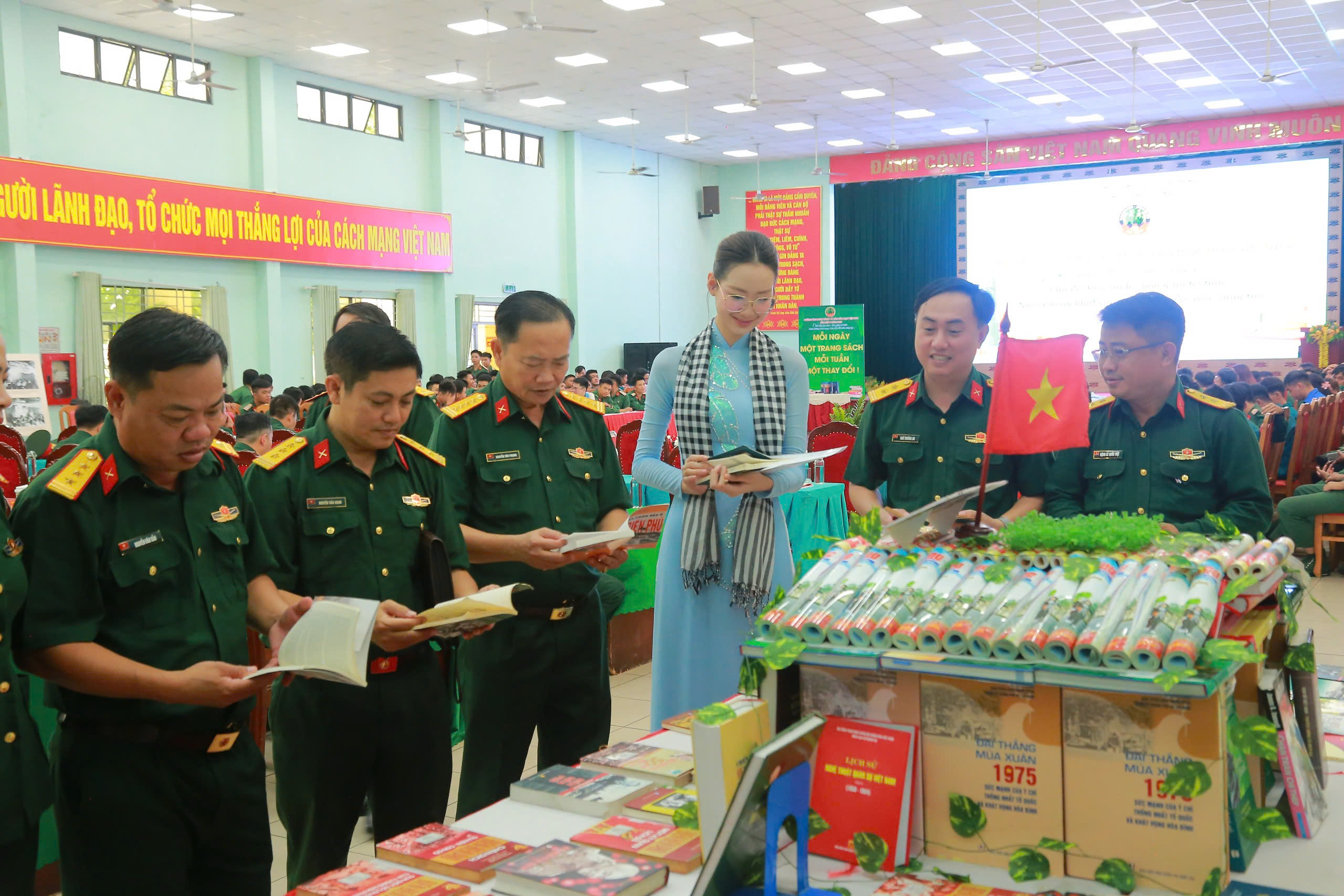 Văn h&oacute;a đọc gi&uacute;p bộ đội mở rộng tầm nh&igrave;n, x&acirc;y dựng bản lĩnh ki&ecirc;n cường - Ảnh 7.