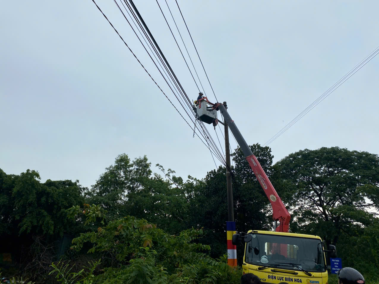 Đồng Nai: Đến trưa 10-5, sau ngập s&acirc;u, c&acirc;y ng&atilde;, xe lật l&agrave; t&igrave;nh trạng mất điện ở nhiều nơi - Ảnh 4.