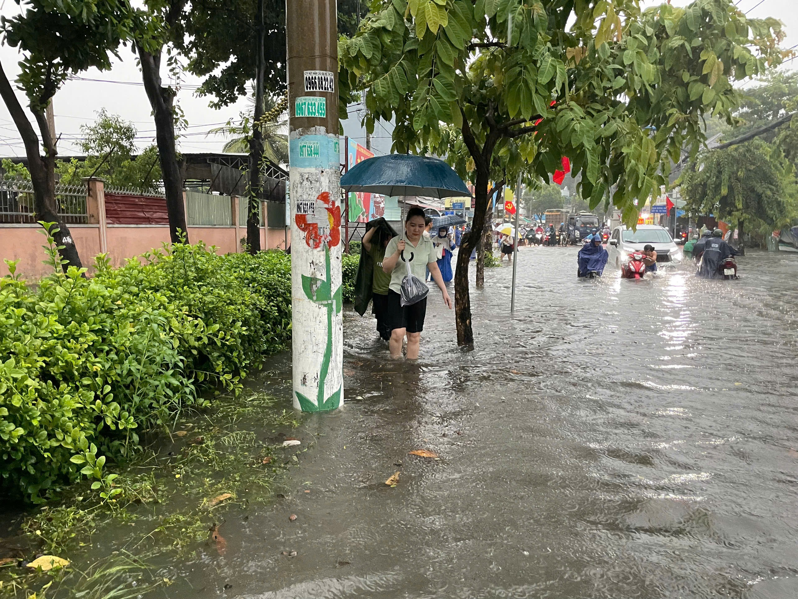 Mưa lớn s&aacute;ng nay ở TP HCM: C&oacute; nơi đo được lượng mưa tr&ecirc;n 200mm - Ảnh 2.