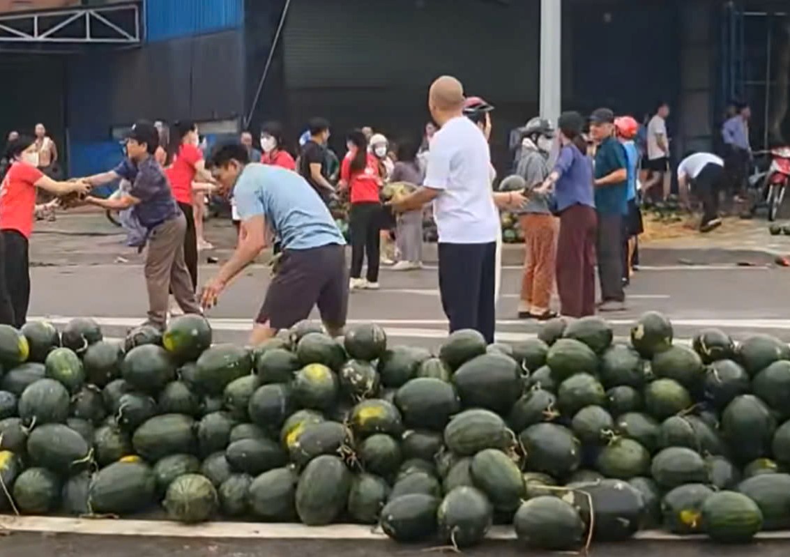 VIDEO: Người d&acirc;n xếp h&agrave;ng thu gom, &ldquo;giải cứu&rdquo; dưa hấu khi xe tải gặp nạn- Ảnh 2.