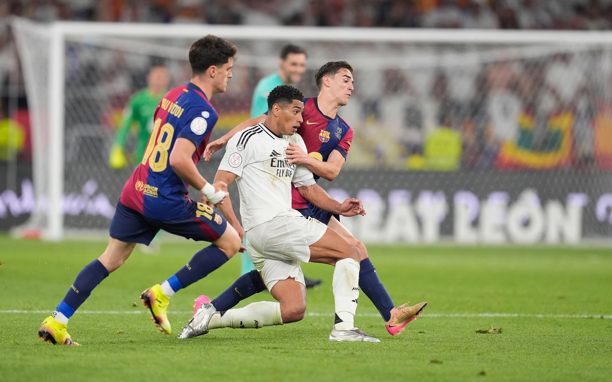 Rực lửa si&ecirc;u kinh điển, Barcelona tiến s&aacute;t ng&ocirc;i vương La Liga - Ảnh 5.