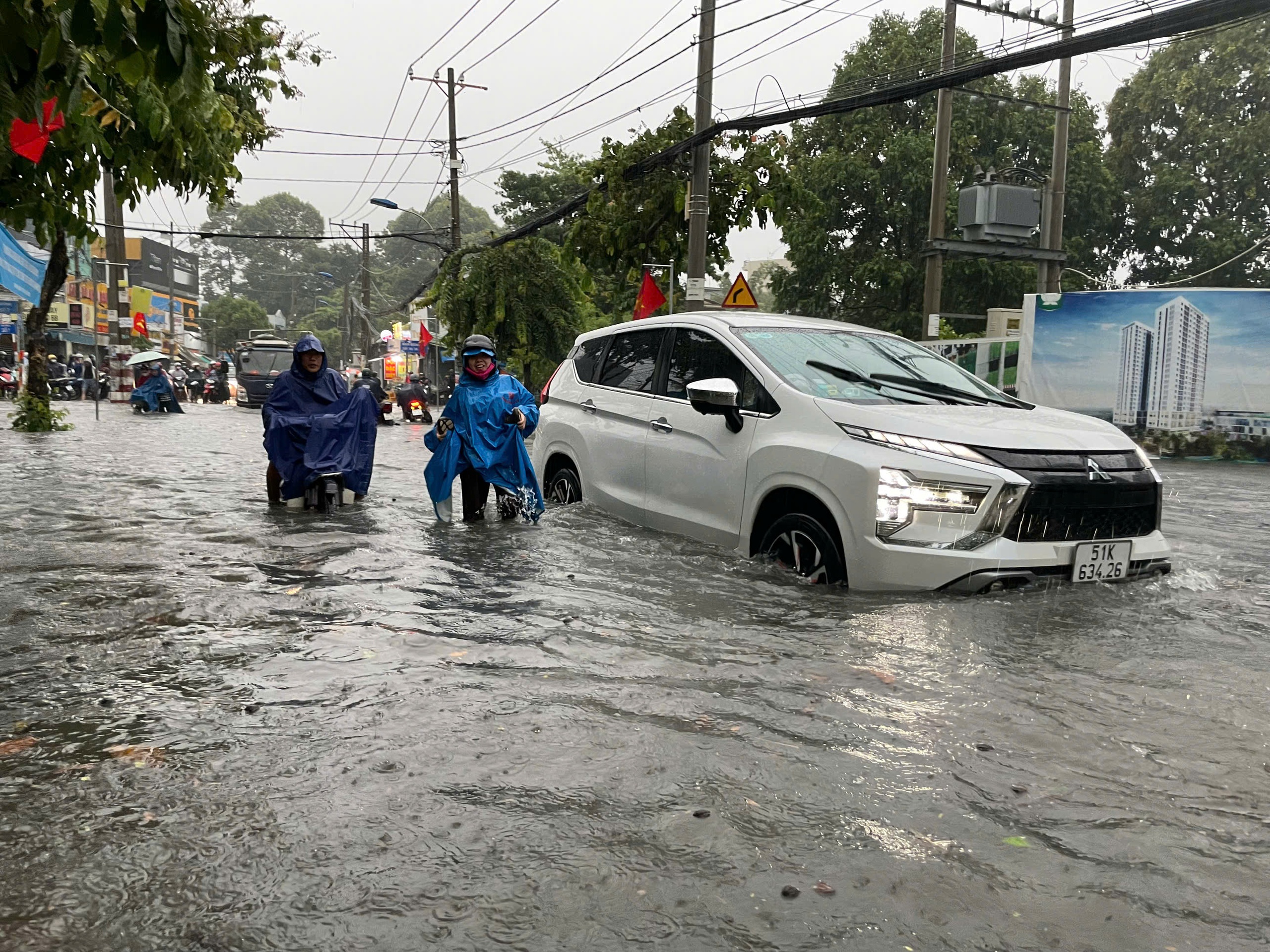 Mưa lớn s&aacute;ng nay ở TP HCM: C&oacute; nơi đo được lượng mưa tr&ecirc;n 200mm - Ảnh 1.