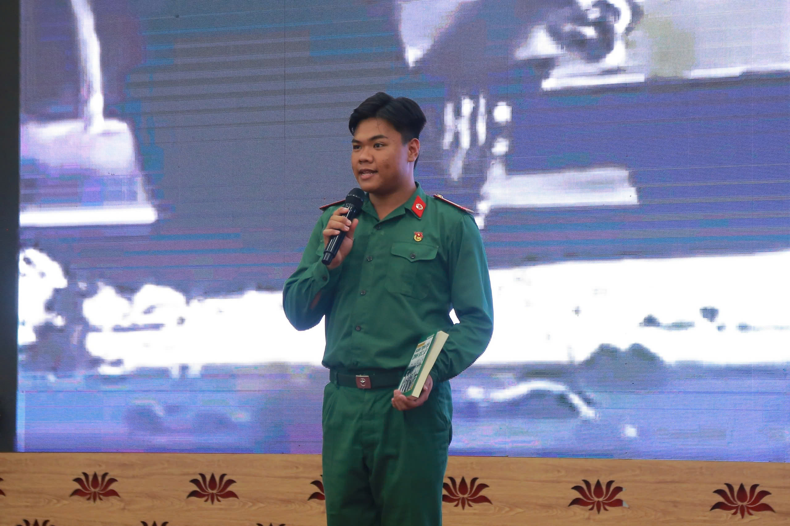 Văn h&oacute;a đọc gi&uacute;p bộ đội mở rộng tầm nh&igrave;n, x&acirc;y dựng bản lĩnh ki&ecirc;n cường - Ảnh 8.