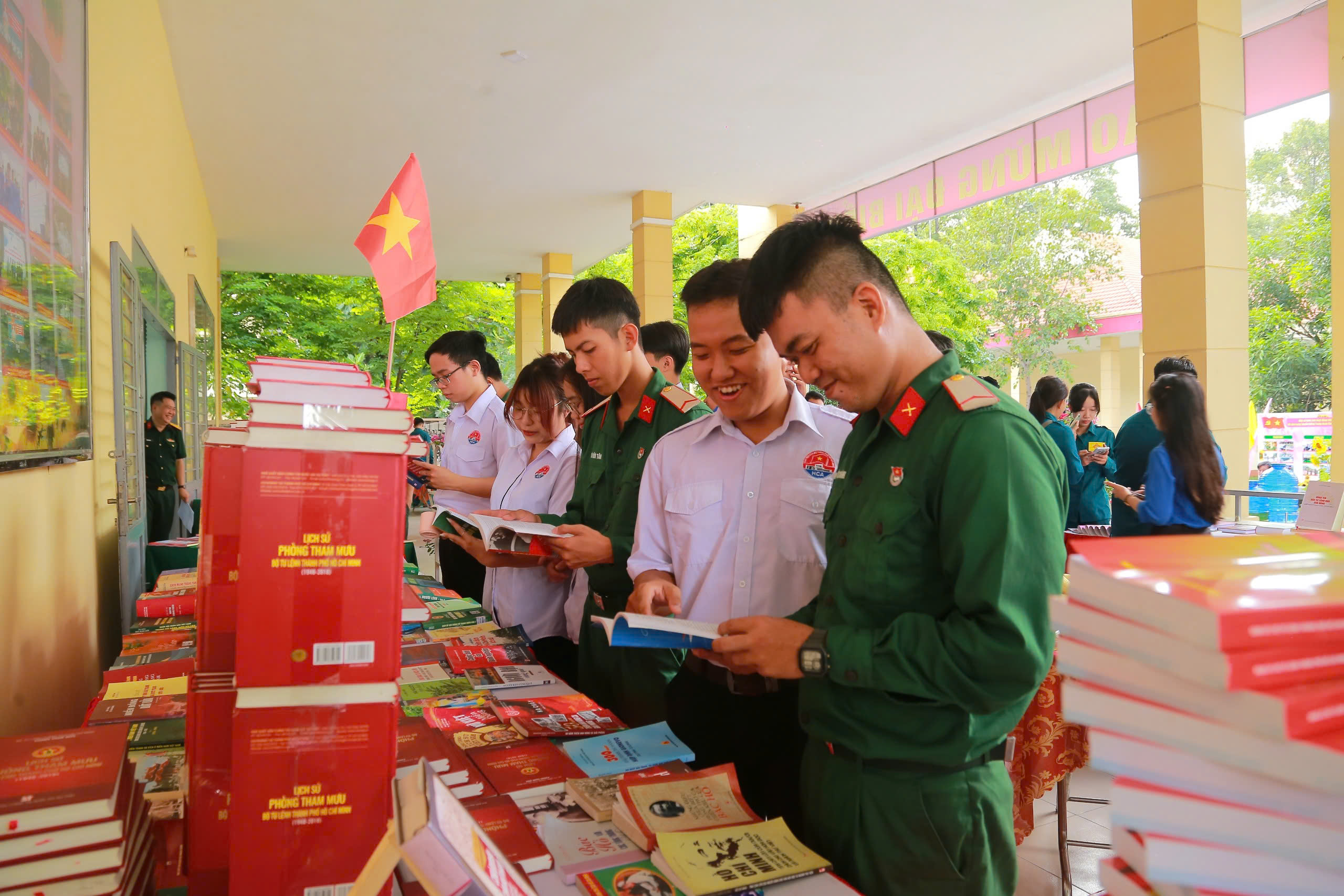 Văn h&oacute;a đọc gi&uacute;p bộ đội mở rộng tầm nh&igrave;n, x&acirc;y dựng bản lĩnh ki&ecirc;n cường - Ảnh 4.