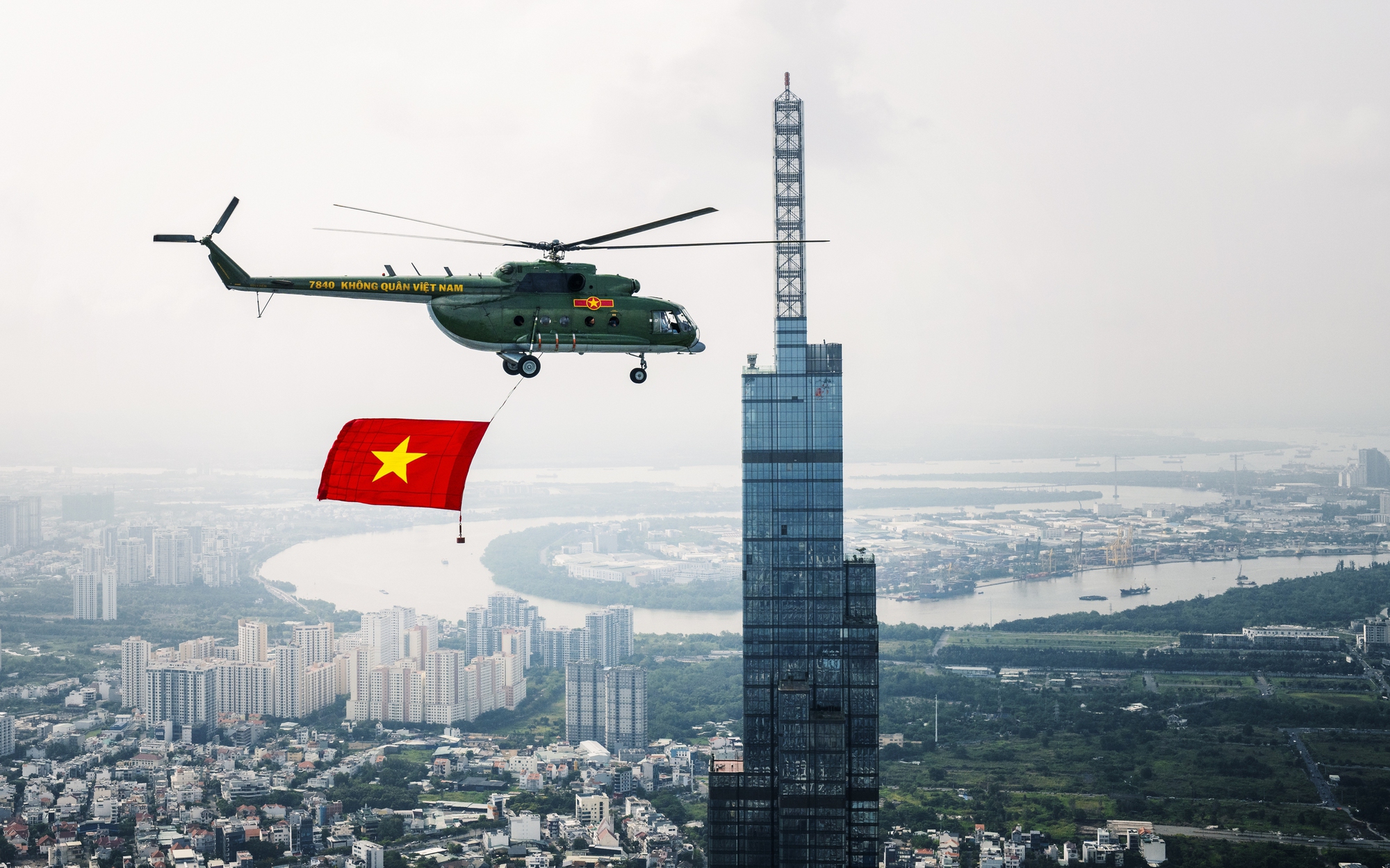 50 năm thống nhất - lá cờ bay trên TP HCM