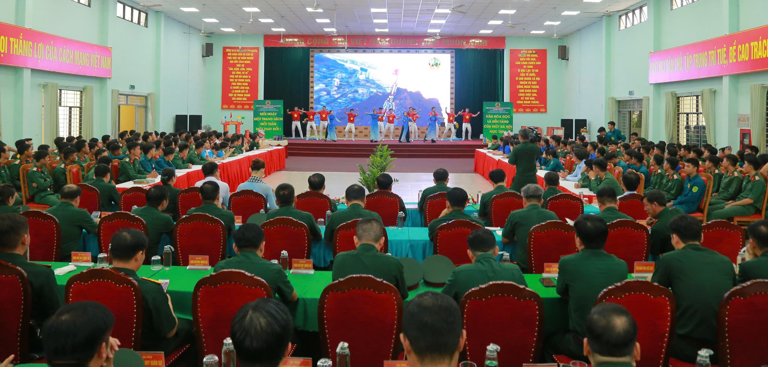 Văn h&oacute;a đọc gi&uacute;p bộ đội mở rộng tầm nh&igrave;n, x&acirc;y dựng bản lĩnh ki&ecirc;n cường - Ảnh 1.