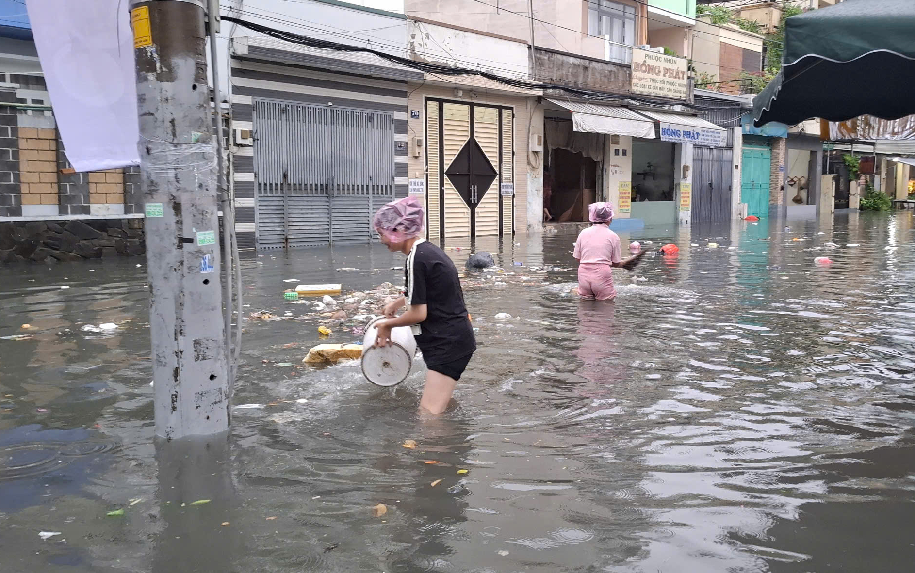 TP Thủ Đức: Mưa lớn kéo theo nhiều rác thải, có nơi bị phong tỏa - Ảnh 2.