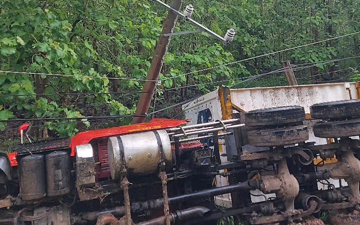 Đồng Nai: Đến trưa 10-5, sau ngập sâu, cây ngã, xe lật là tình trạng mất điện ở nhiều nơi 