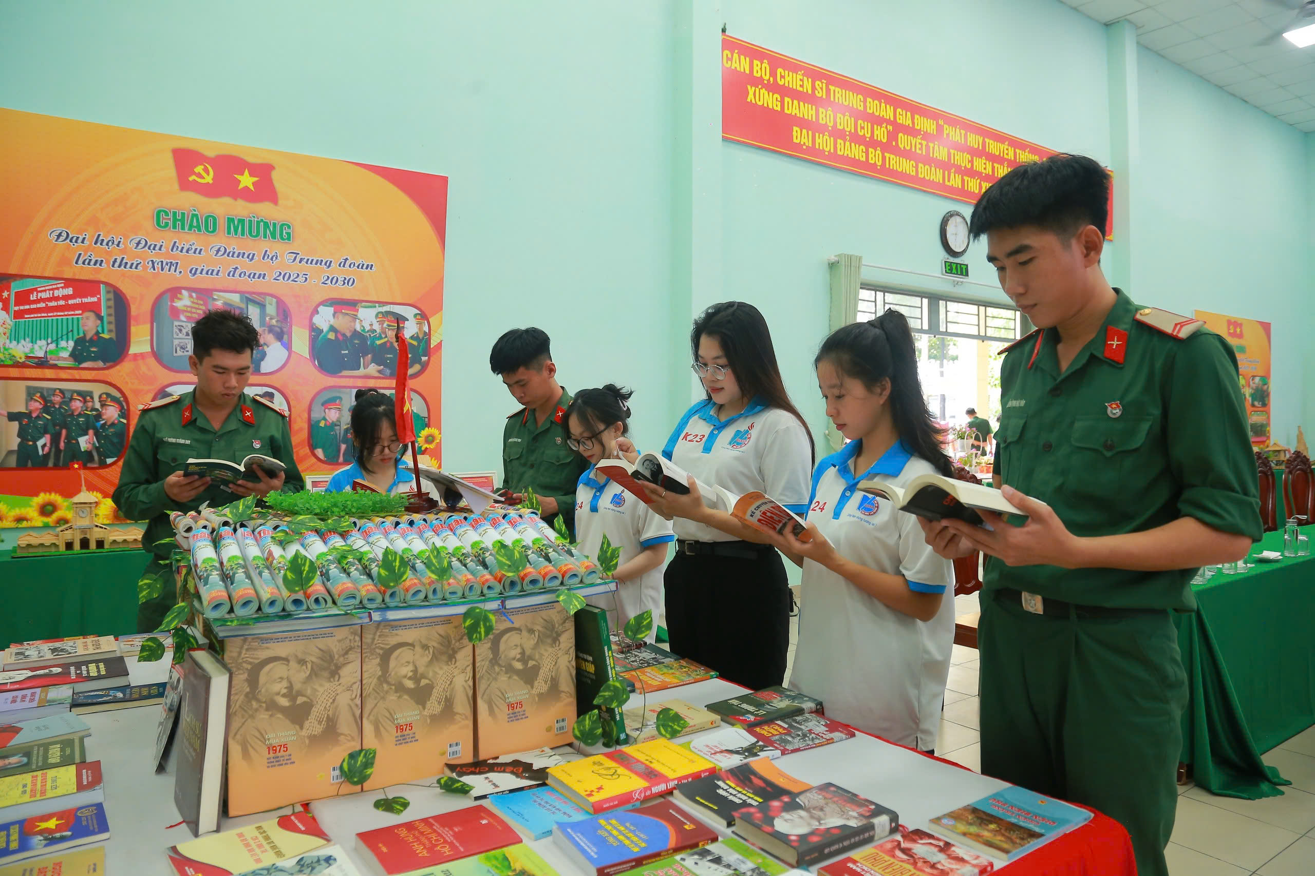 Văn h&oacute;a đọc gi&uacute;p bộ đội mở rộng tầm nh&igrave;n, x&acirc;y dựng bản lĩnh ki&ecirc;n cường - Ảnh 6.