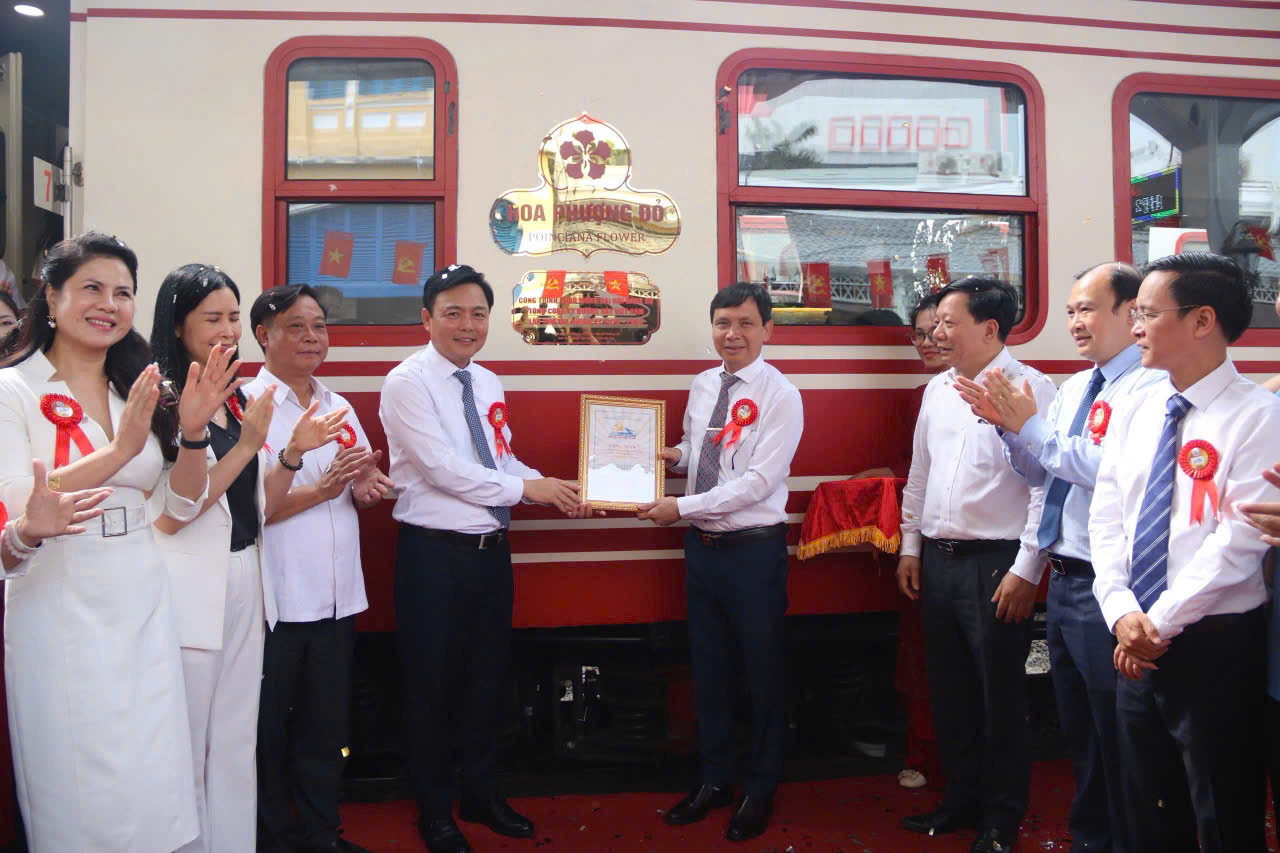 V&eacute; VIP tr&ecirc;n t&agrave;u du lịch H&agrave; Nội - Hải Ph&ograve;ng c&oacute; gi&aacute; tới 300.000 đồng/lượt- Ảnh 2.