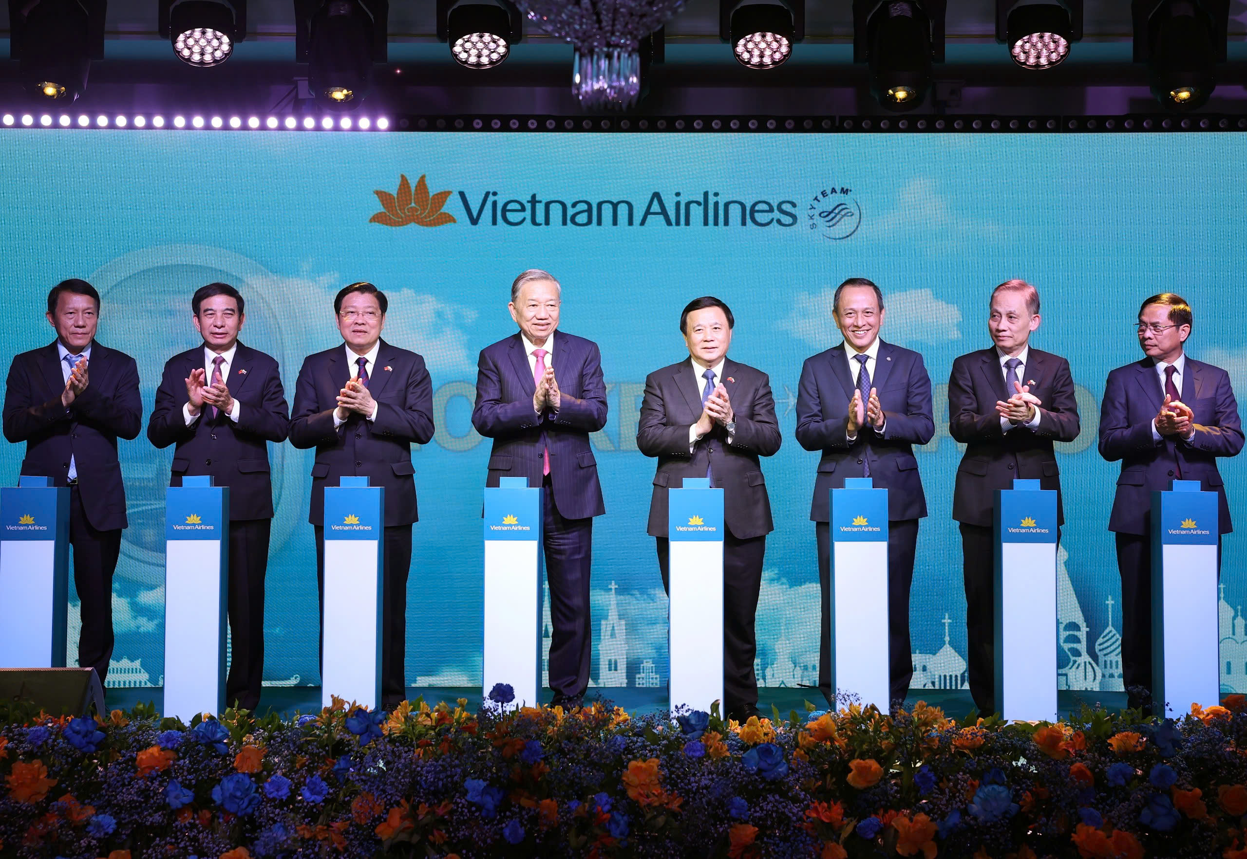 Tổng Bí thư Tô Lâm chứng kiến Vietnam Airlines công bố nối lại đường bay Hà Nội - Moscow- Ảnh 1.