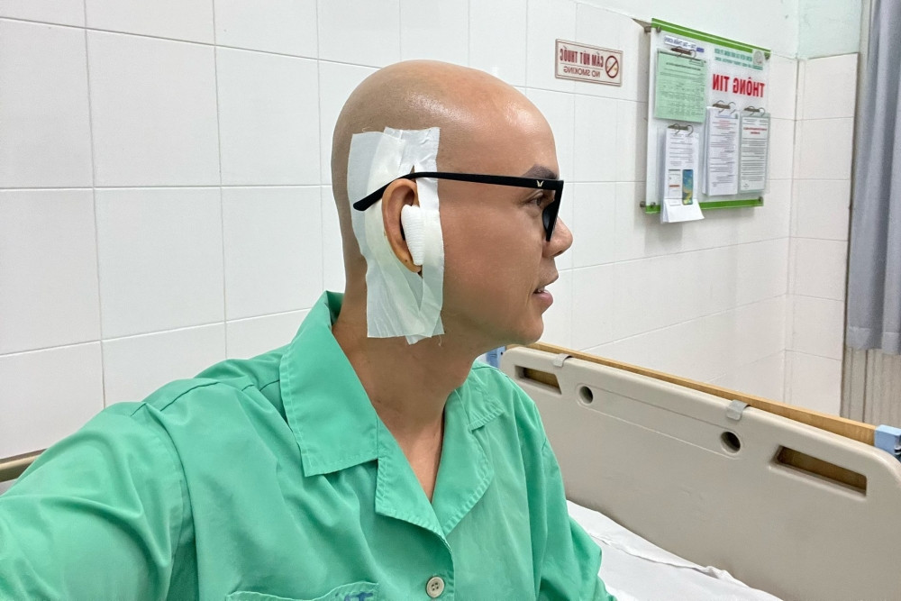 Ca sĩ Phan Đinh Tùng bị thủng màng nhĩ - Ảnh 1.