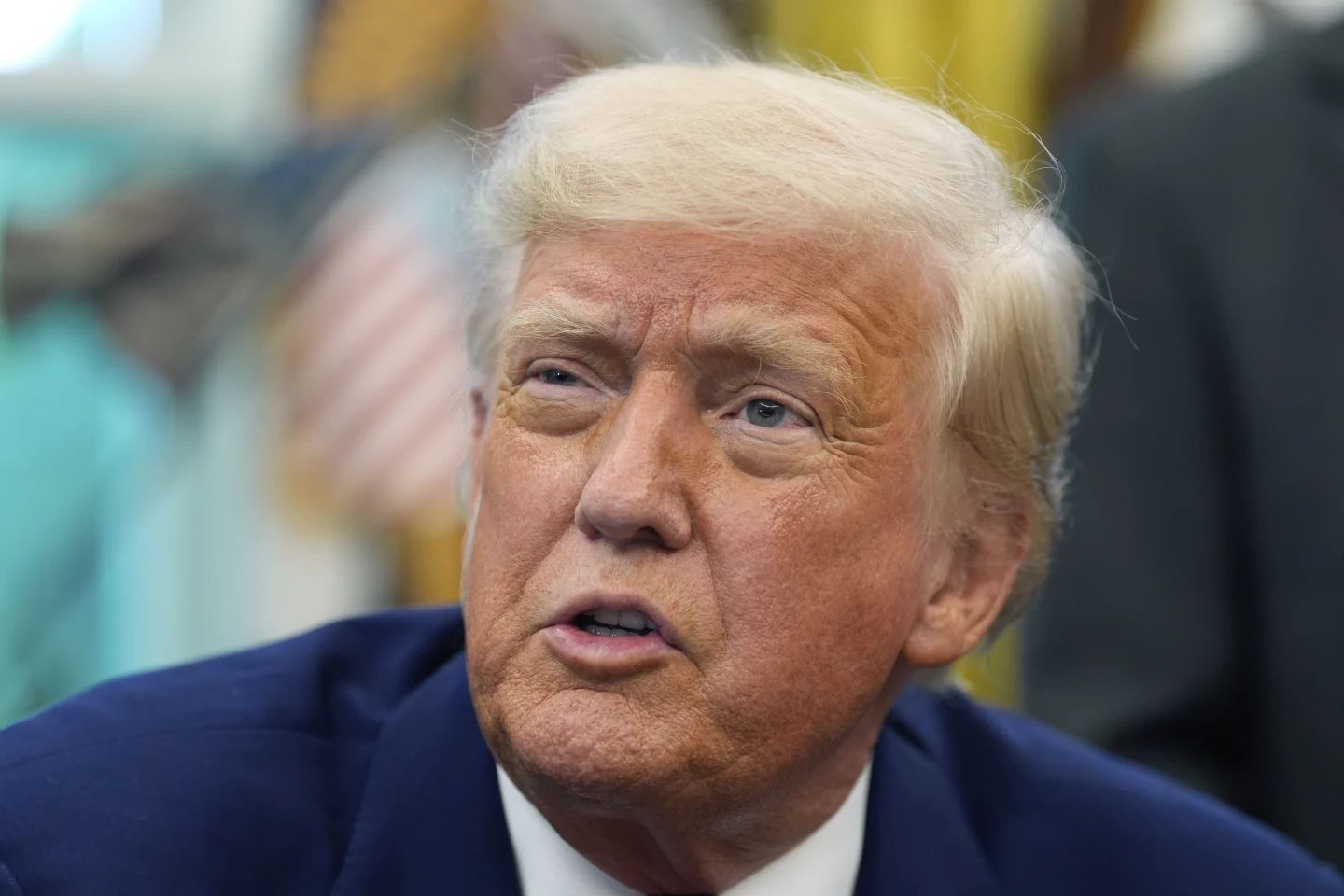 Tổng thống Donald Trump mắc kẹt với hai cuộc xung đột nóng - Ảnh 1.