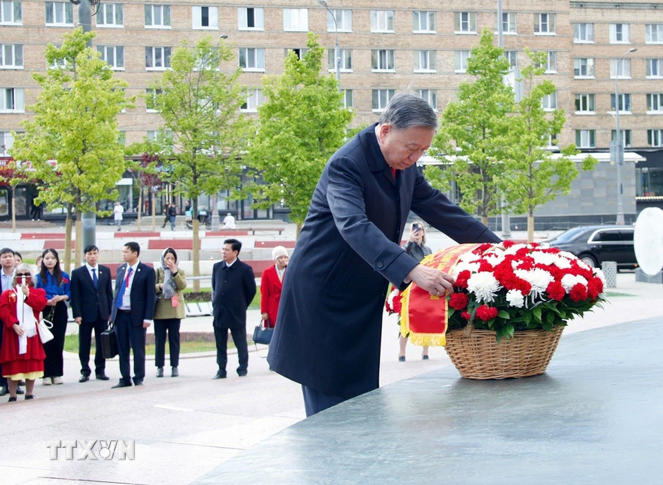 Tổng Bí thư Tô Lâm dâng hoa tưởng nhớ Chủ tịch Hồ Chí Minh và Tổng Bí thư Lê Duẩn tại Moscow- Ảnh 1.