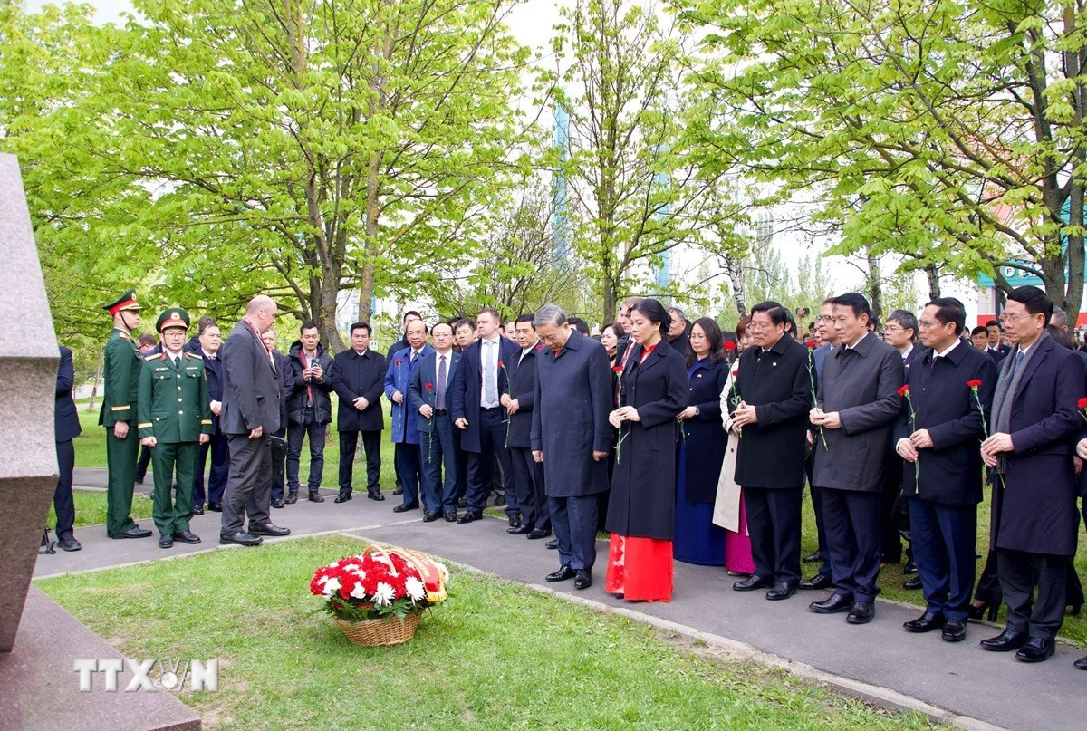 Tổng Bí thư Tô Lâm dâng hoa tưởng nhớ Chủ tịch Hồ Chí Minh và Tổng Bí thư Lê Duẩn tại Moscow- Ảnh 3.