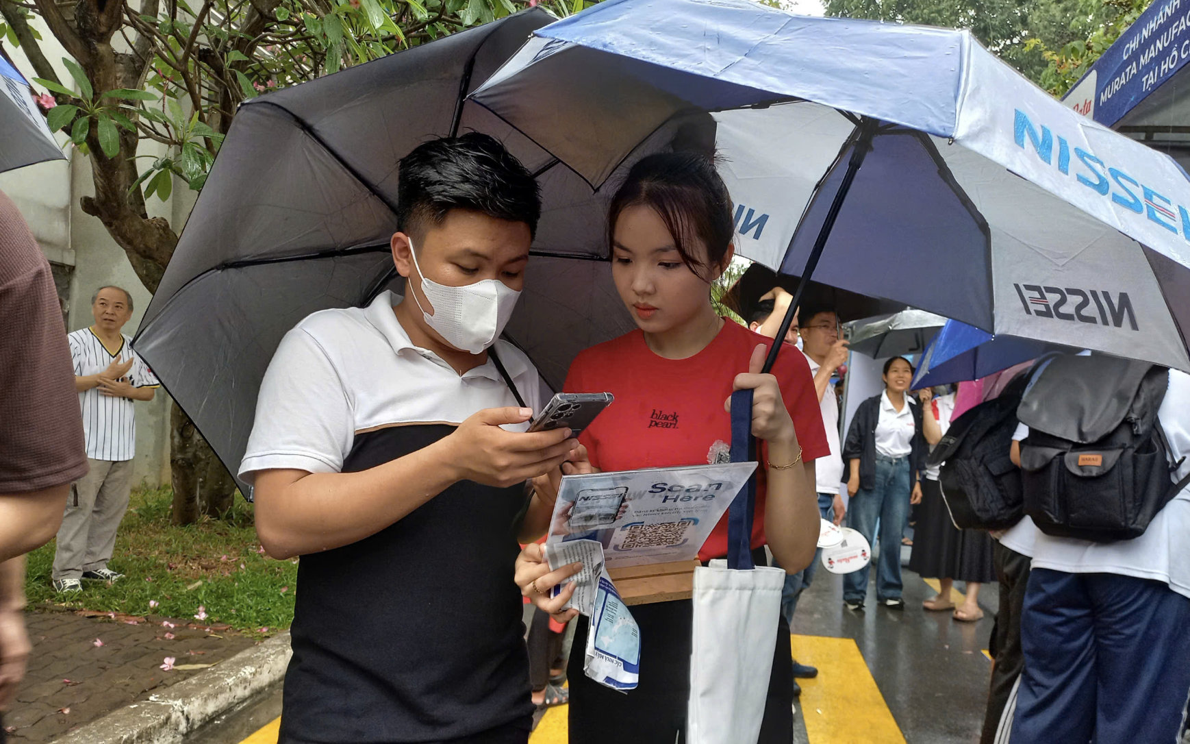 Sinh viên TP HCM đội mưa đi ứng tuyển việc làm