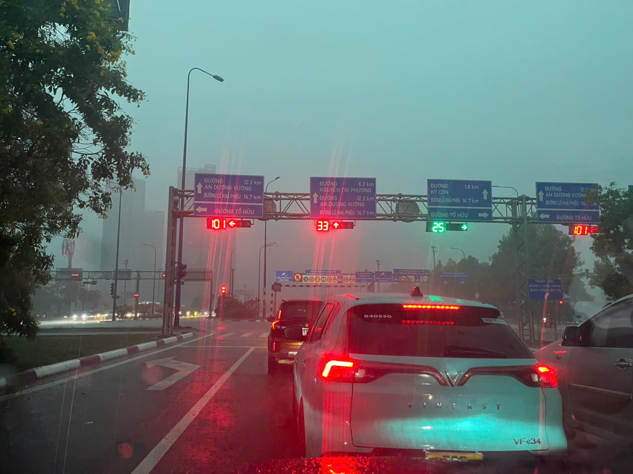 S&aacute;ng sớm, TP HCM mưa to k&egrave;m theo sấm s&eacute;t ầm ầm - Ảnh 3.