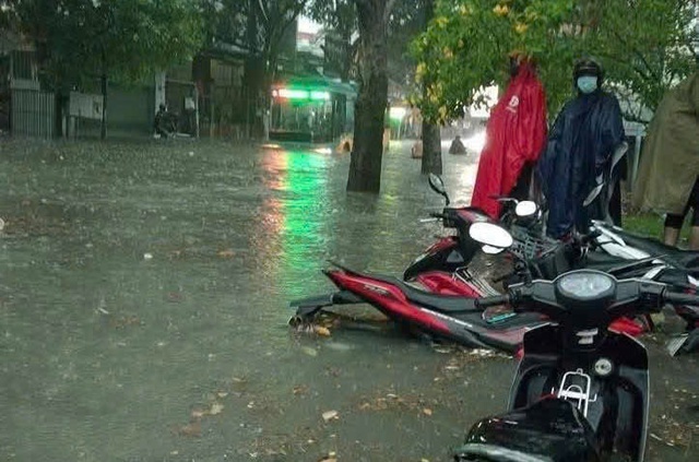 Cơn mưa sáng nay ở TP HCM ghi nhận lượng mưa cao nhất trong 8 năm qua - Ảnh 4.
