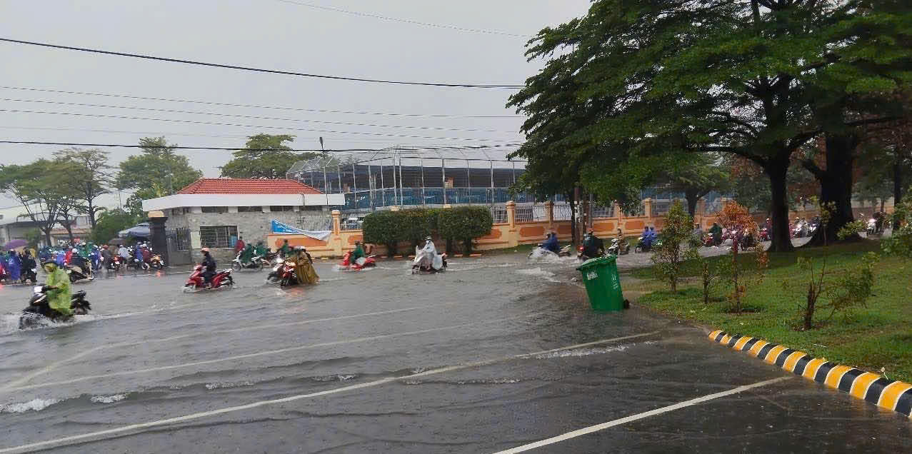 Hình ảnh ngập, kẹt kinh hoàng ở Bình Dương, Đồng Nai sáng 10-5- Ảnh 2.