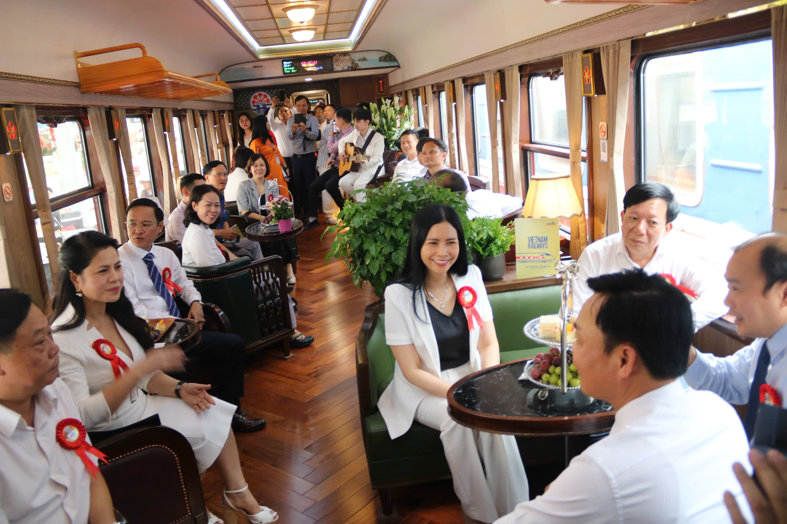 V&eacute; VIP tr&ecirc;n t&agrave;u du lịch H&agrave; Nội - Hải Ph&ograve;ng c&oacute; gi&aacute; tới 300.000 đồng/lượt- Ảnh 3.