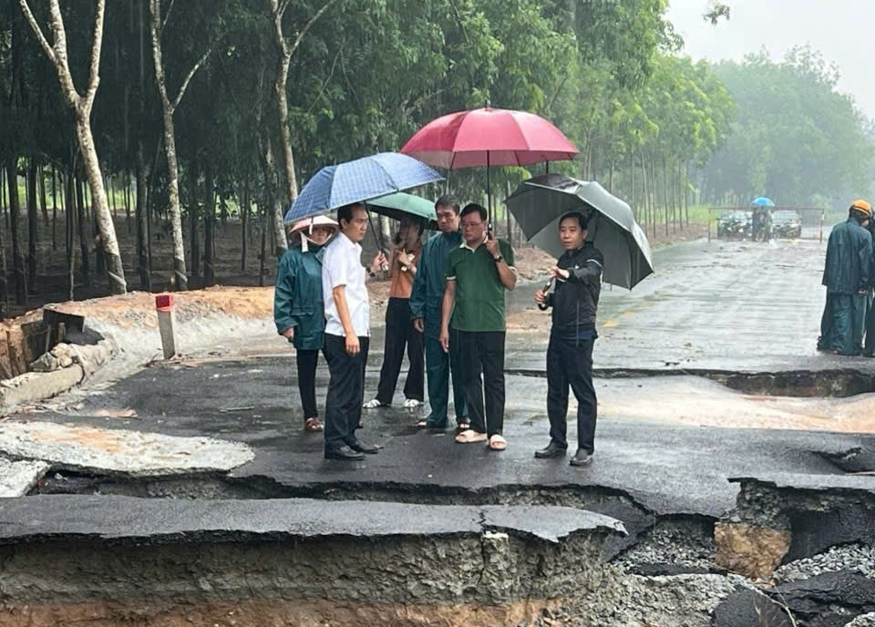 Bình Dương: Tuyến đường đang sửa chữa lại bị sạt lở- Ảnh 2.