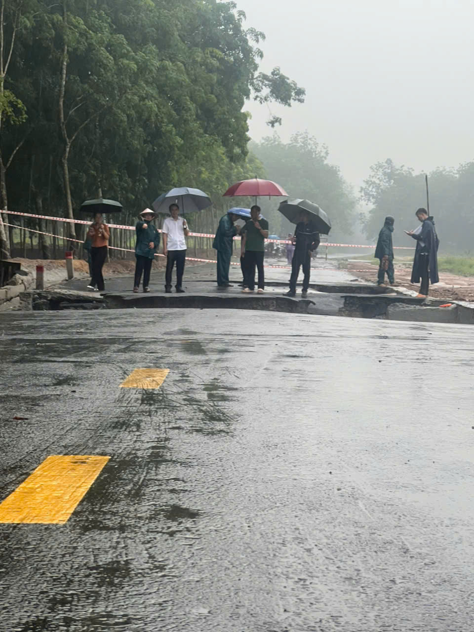 Bình Dương: Tuyến đường đang sửa chữa lại bị sạt lở- Ảnh 3.