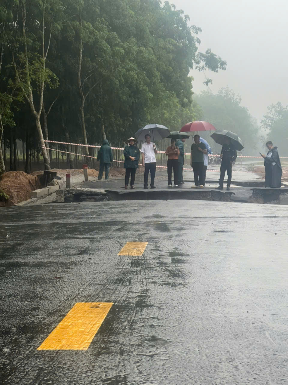 Bình Dương: Tuyến đường đang sửa chữa lại bị sạt lở- Ảnh 4.