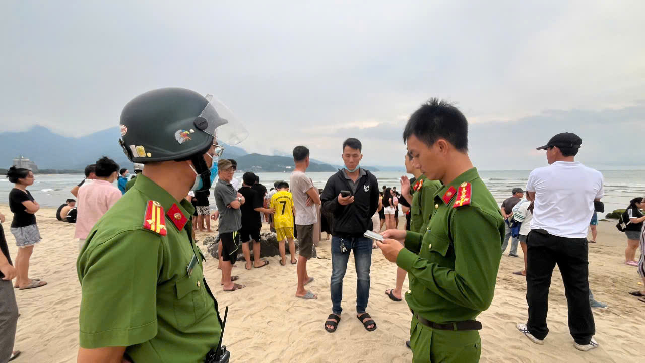 Tá hỏa phát hiện thi thể hai em nhỏ trôi dạt vào bờ biển Nam Ô - Ảnh 1.