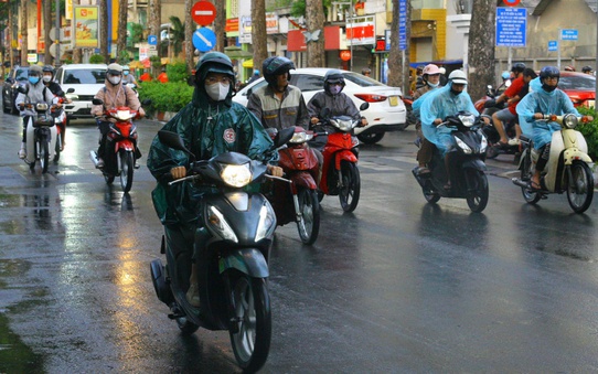 Thời tiết TP HCM h&ocirc;m nay, 16-5: Ng&agrave;y nắng n&oacute;ng, c&oacute; mưa về chiều- Ảnh 2.