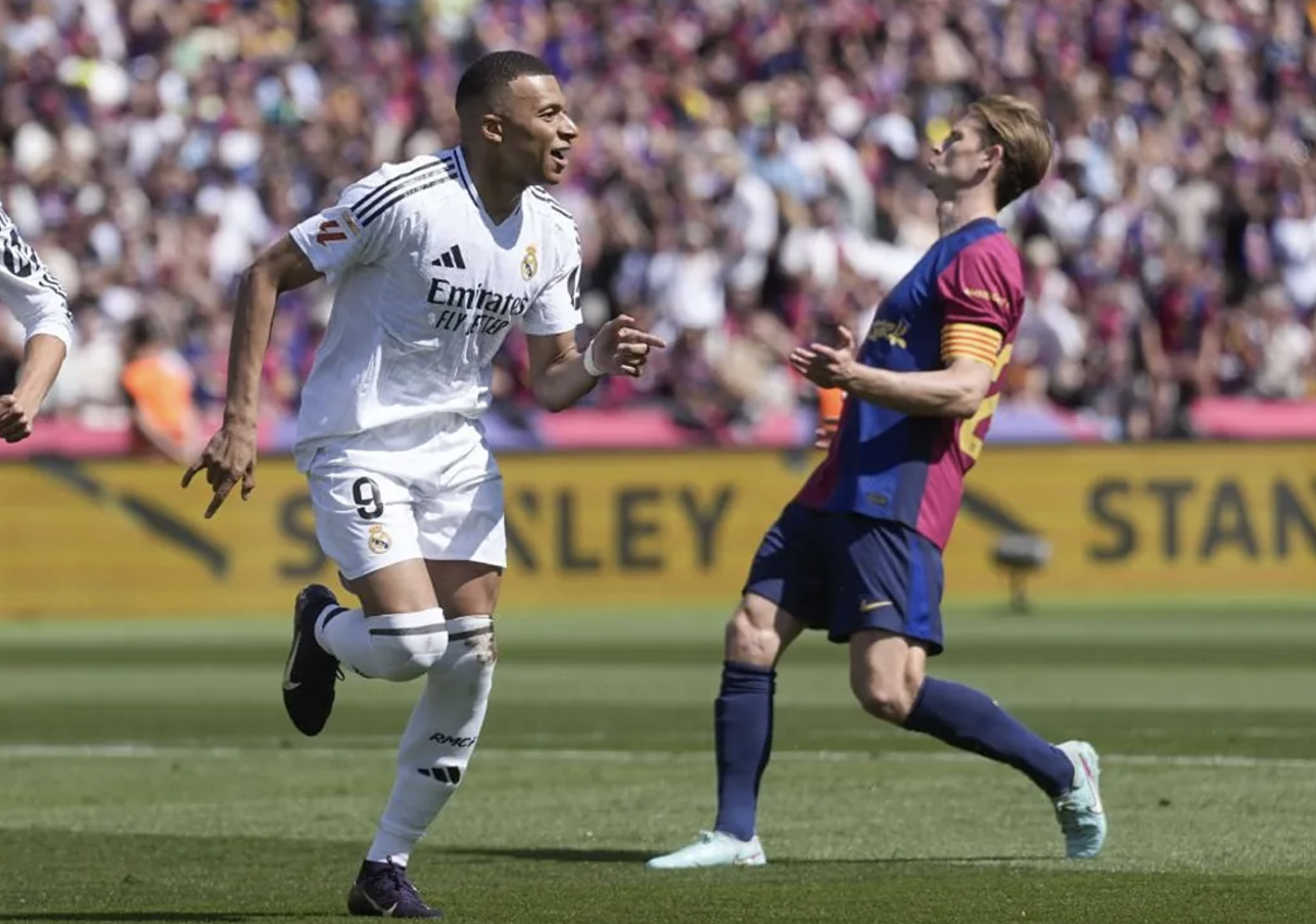 Rực lửa si&ecirc;u kinh điển, Barcelona tiến s&aacute;t ng&ocirc;i vương La Liga - Ảnh 7.