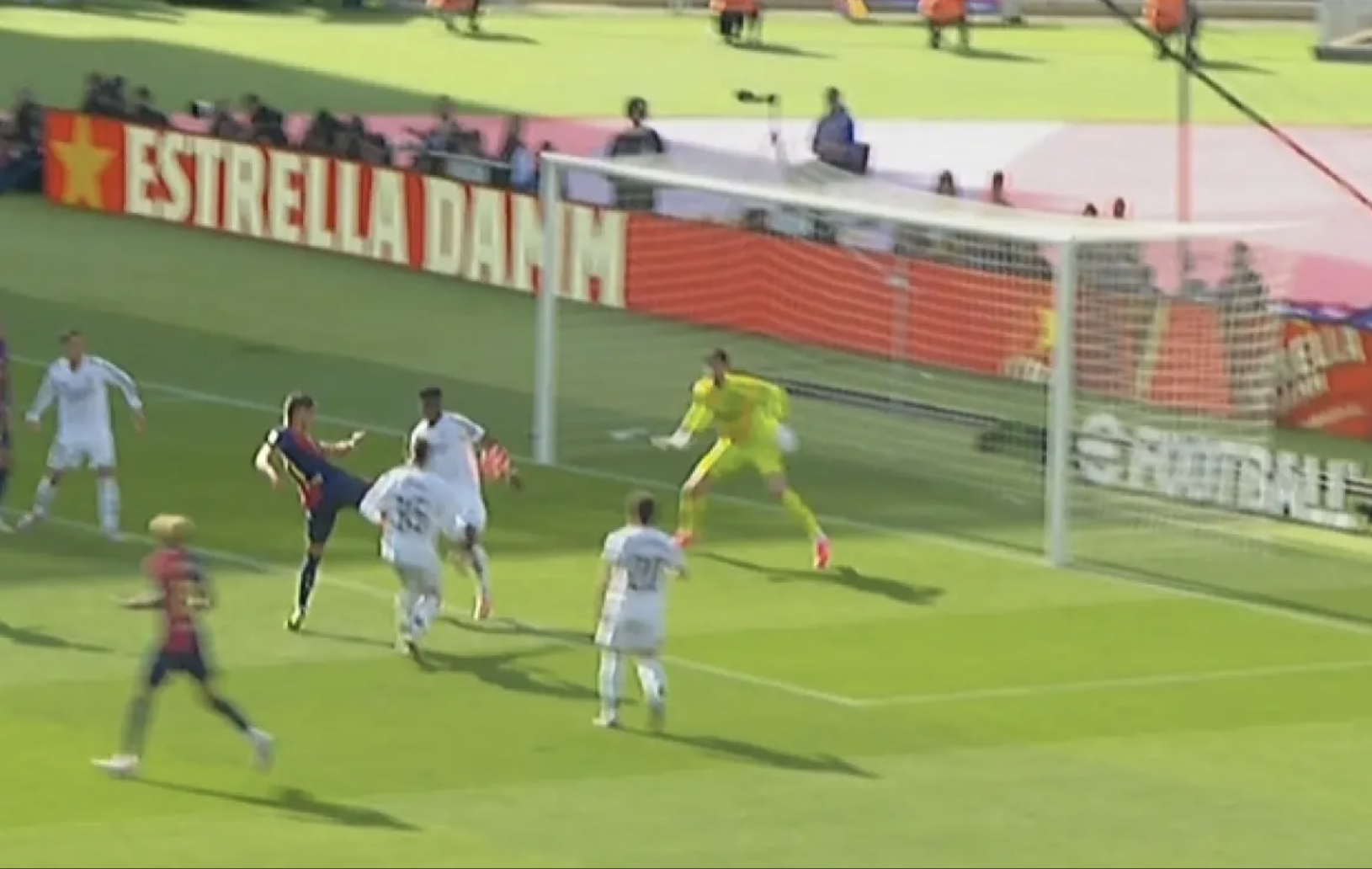 Rực lửa si&ecirc;u kinh điển, Barcelona tiến s&aacute;t ng&ocirc;i vương La Liga - Ảnh 8.