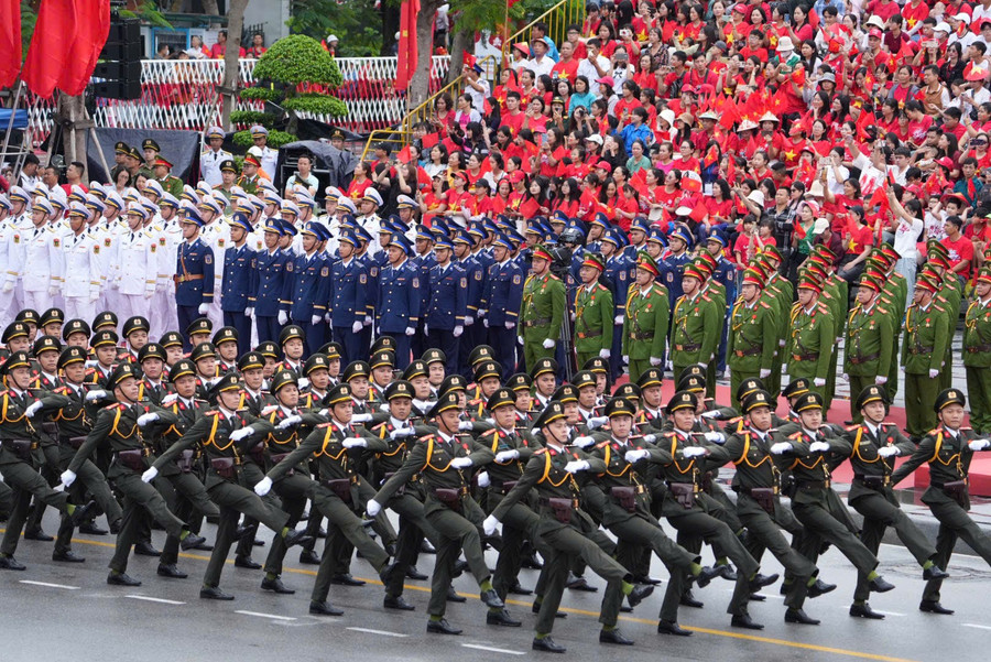 Hàng vạn người đội mưa tham gia diễu hành chào mừng 70 năm Ngày giải phóng Hải Phòng- Ảnh 9.