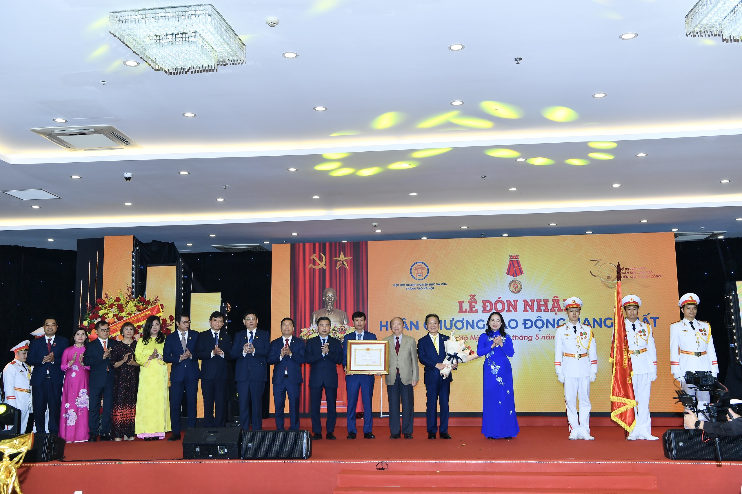Hiệp hội Doanh nghiệp nhỏ v&agrave; vừa TP H&agrave; Nội đ&oacute;n nhận Hu&acirc;n chương Lao động hạng Nhất
- Ảnh 1.