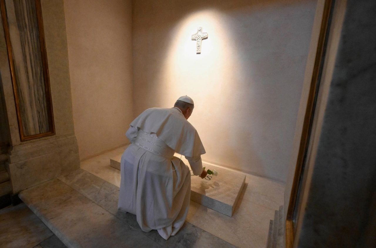 T&acirc;n Gi&aacute;o ho&agrave;ng Leo XIV cầu nguyện trước mộ cố Gi&aacute;o ho&agrave;ng Francis- Ảnh 1.
